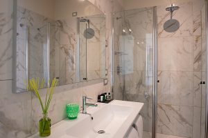 bagno camera allegri B&B Firenze